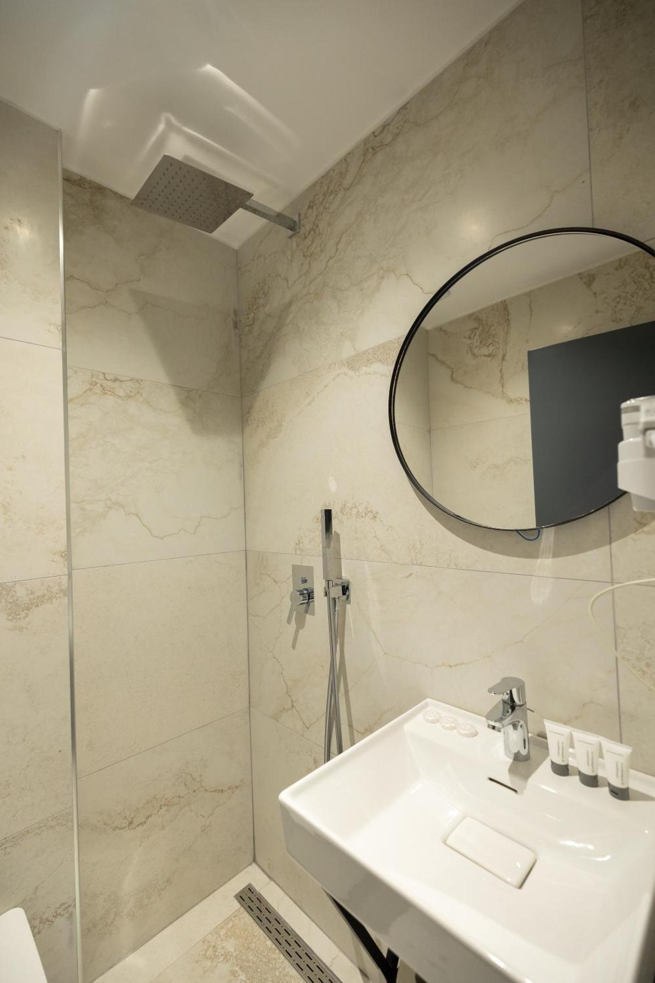 Aglon Twin'S Hotel Vlore Ngoại thất bức ảnh